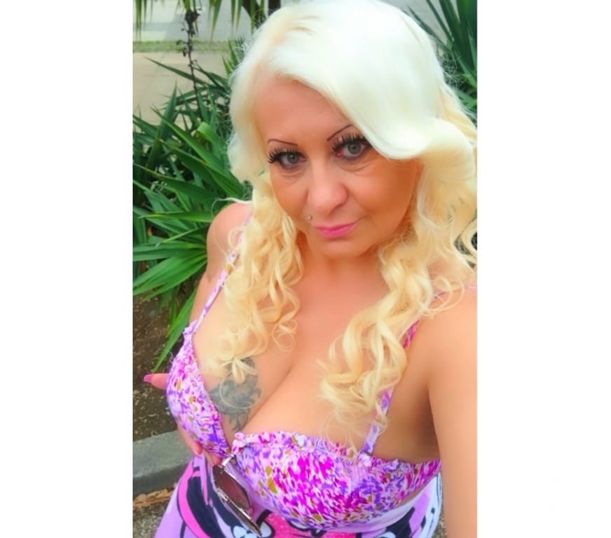 Escorts East London Havering - Photos for Amanda Horny Milf big natural boob's gfe massage relax