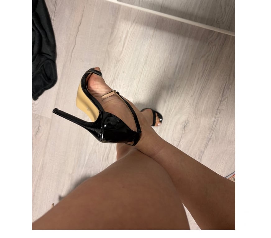 Escorts South West London Imperial Wharf Station - South West London - Photos for Laura Petite🫦 Love❤️, parties🥂 and adventures.🤩