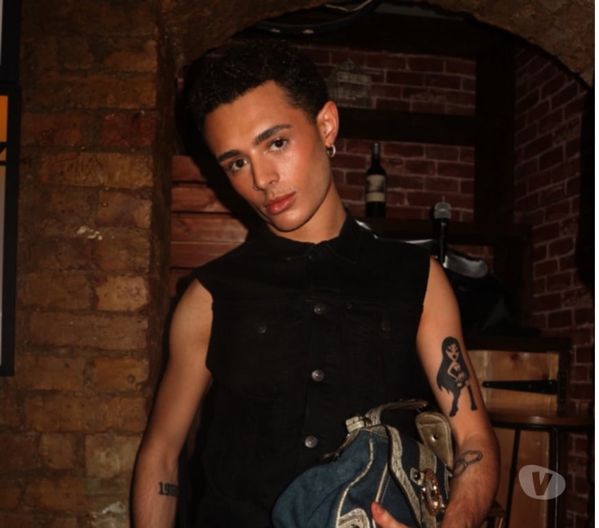  Gay massage East London Canary Wharf - East London - Photos for Hung Vers Mixed Twink