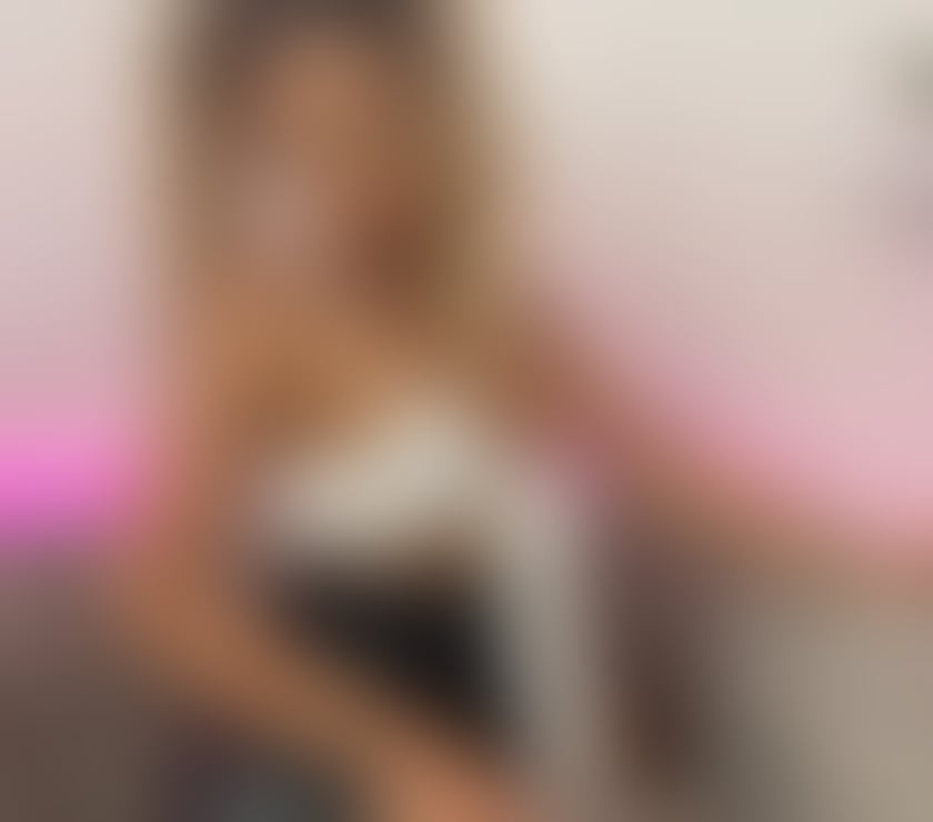 Alecsa hot blonde in town