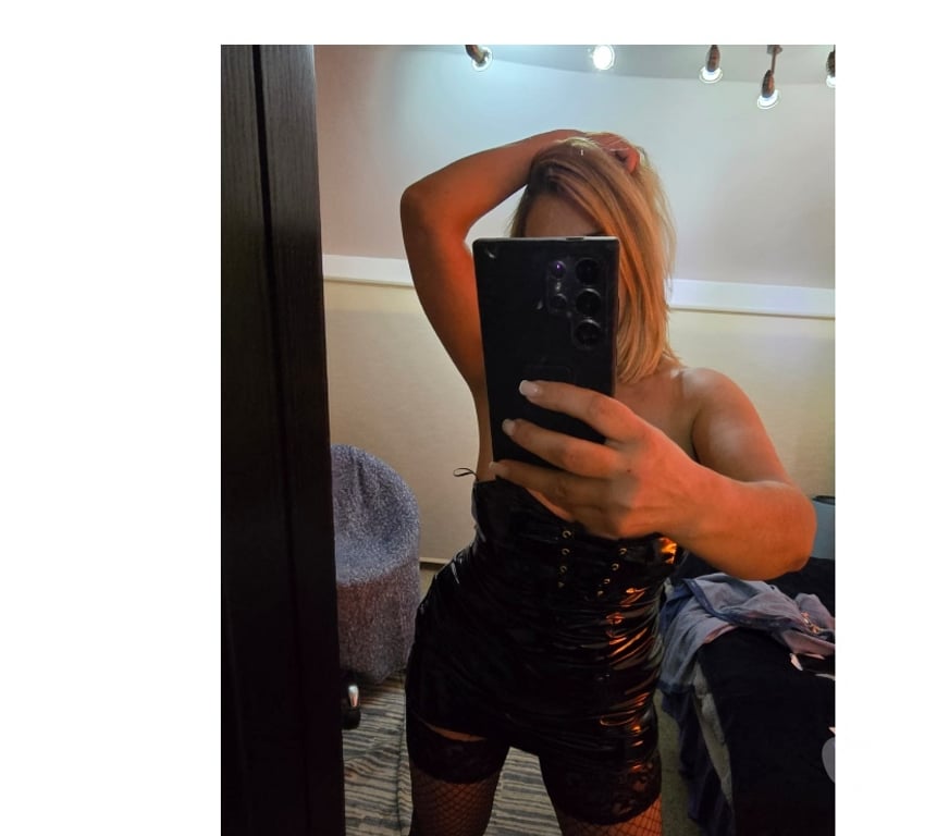 Escorts Hampshire Rushmoor - Photos for Massage and Strap-on