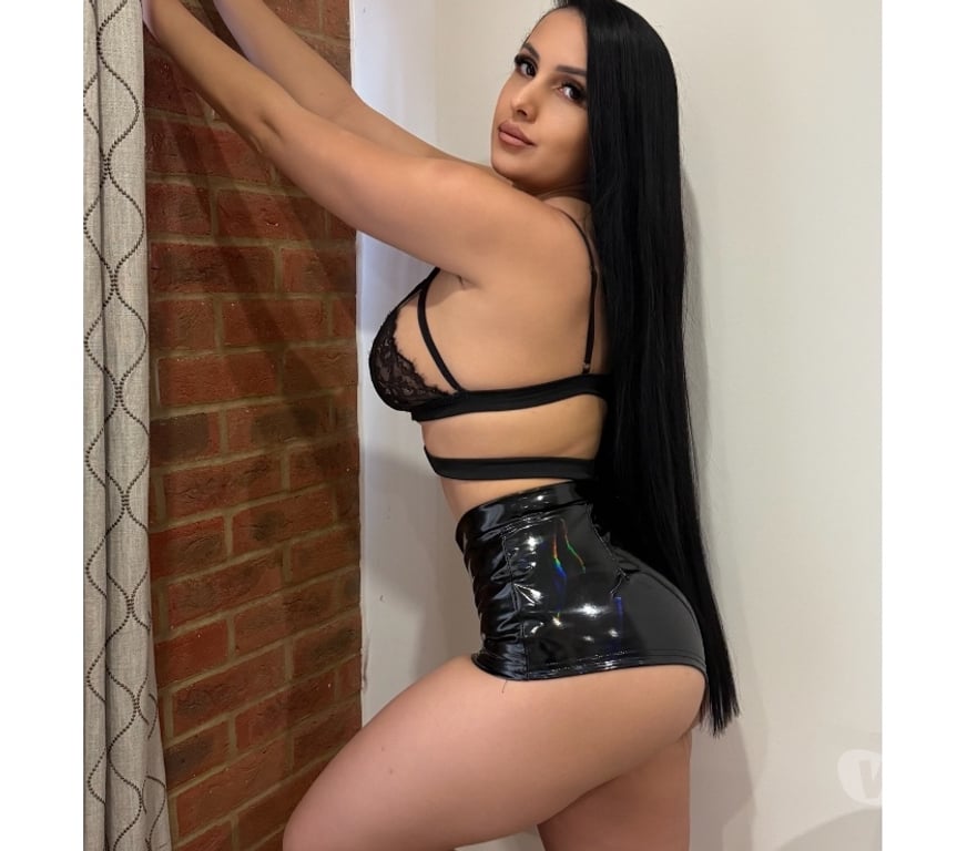 Escorts East London Canning Town Station - East London - Photos for ❤️‍🔥FRONT 🚈💯REAL PIC❤️‍🔥