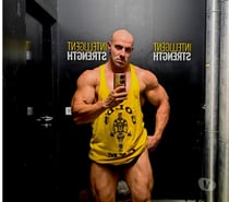 BIG_MUSCULAR_BODYBUILDER