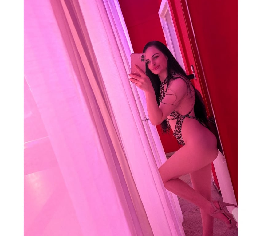 Escorts West London Bayswater - West London - Photos for Hot sexy brunette girl in town