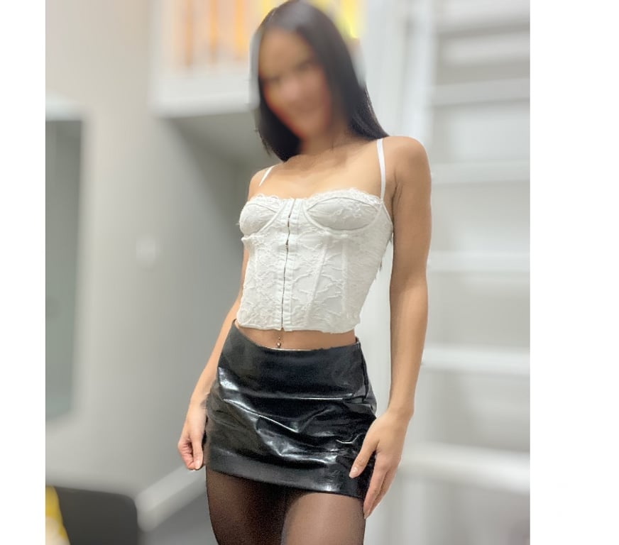 Escorts West London Notting Hill Gate Station - West London - Photos for Tall, Fit Brunette – Soft Touch