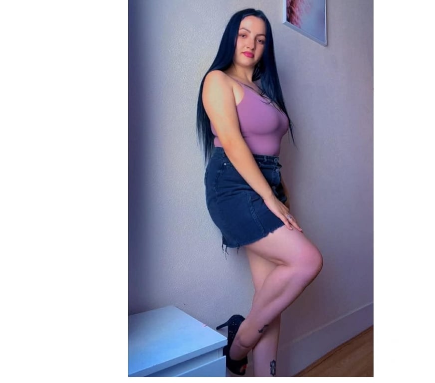 Escorts South West London Sutton - Photos for Bella brunette queen in the bed