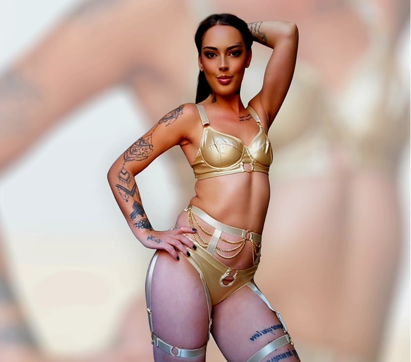 White British Rose 🌹 07300647789