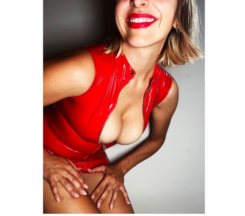 JULIE x PROFESSIONAL MASSAGE x BODY2BODY x RELAX