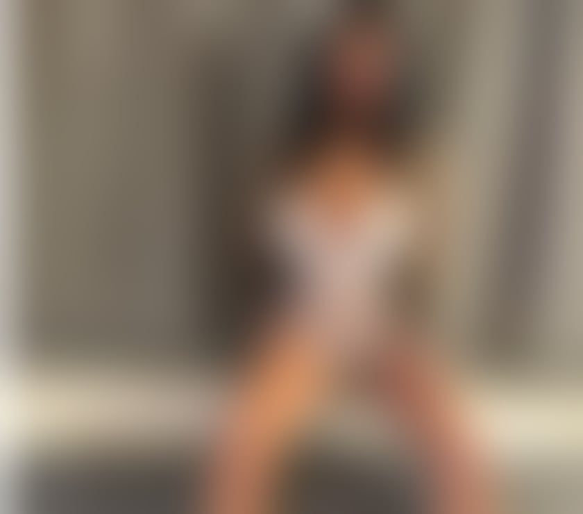 New in Town – Elegant Friendly Lady 🌙