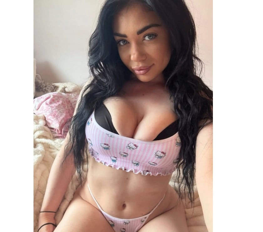 AMAZING BRUNETTE MILF IN TOWN ❤️