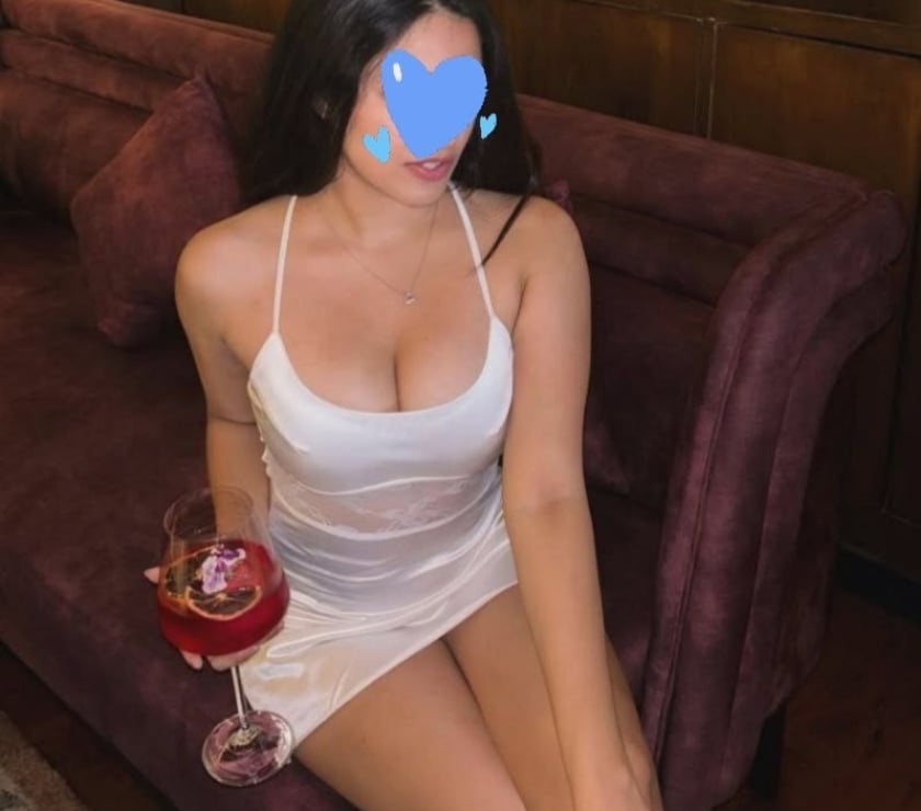 Escorts East London Canary Wharf Station - East London - Photos for Hot and curvy Indian available for incall, outcall and vc