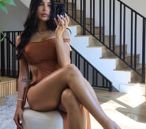 Outcall Stunning Brunette