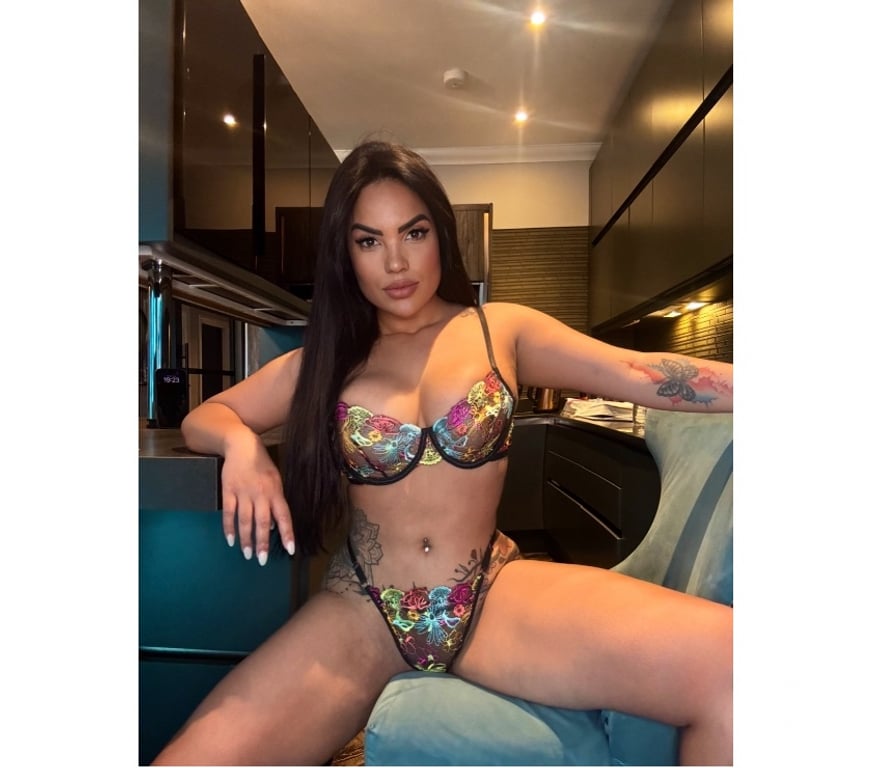 Escorts South West London Kew Gardens Station - South West London - Photos for PARTY BRAZILIAN GIRL 🇧🇷🍾