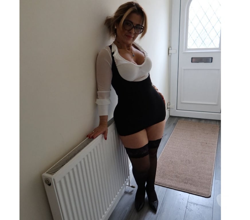 Escorts South East London Bromley - Photos for Curvy Brazilian Beauty 💋 Warm, Elegant & Sensual