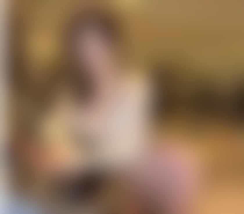 ❤ ❤An Asian girl with warm smile greetings to all