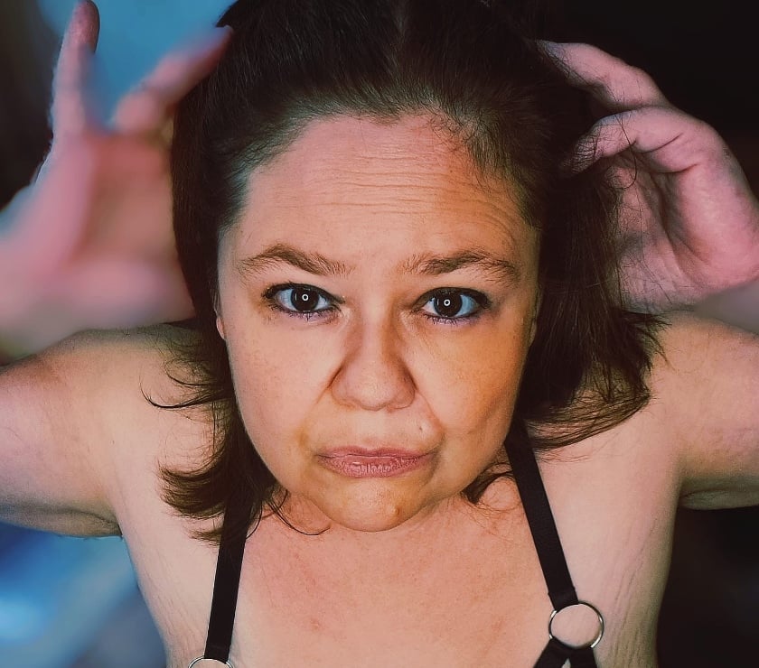 Experienced curvy mature brunette