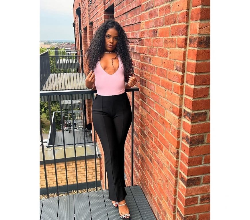 Escorts Lancashire Hyndburn - Photos for Brazilian brunette with curly hair, first time in the city.