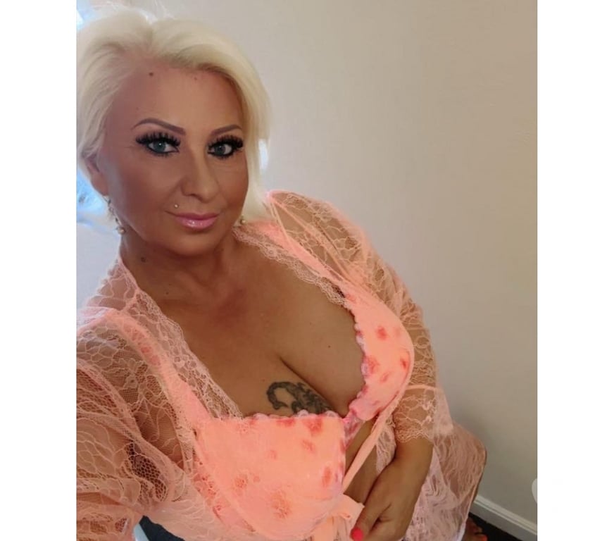 Escorts East London Goodmayes Station - East London - Photos for Amanda Horny Milf big natural boob's gfe massage relax