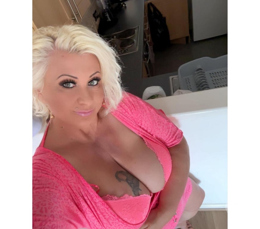 Escorts East London Goodmayes Station - East London - Photos for Amanda Horny Milf big natural boob's gfe massage relax