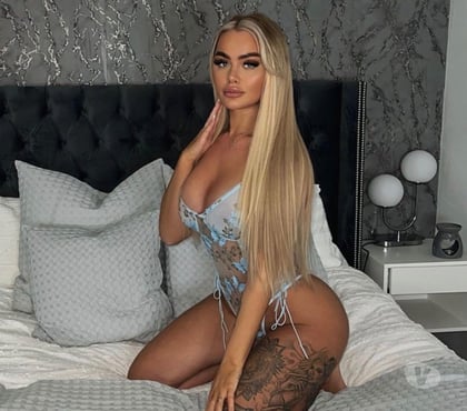 Escorts Luton Town Centre Luton - Photos for 🩷Aryana🩷NEW IN TOWN❤️PARTY GIRL 🍑BIG ASS