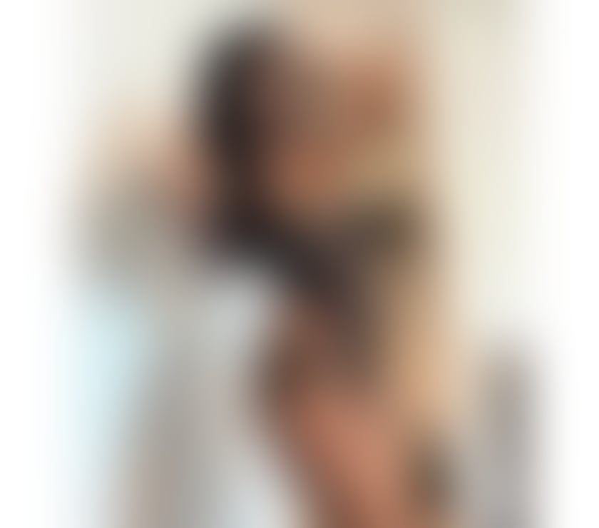 Gabriela, a slim brunette with curly hair.🇧🇷