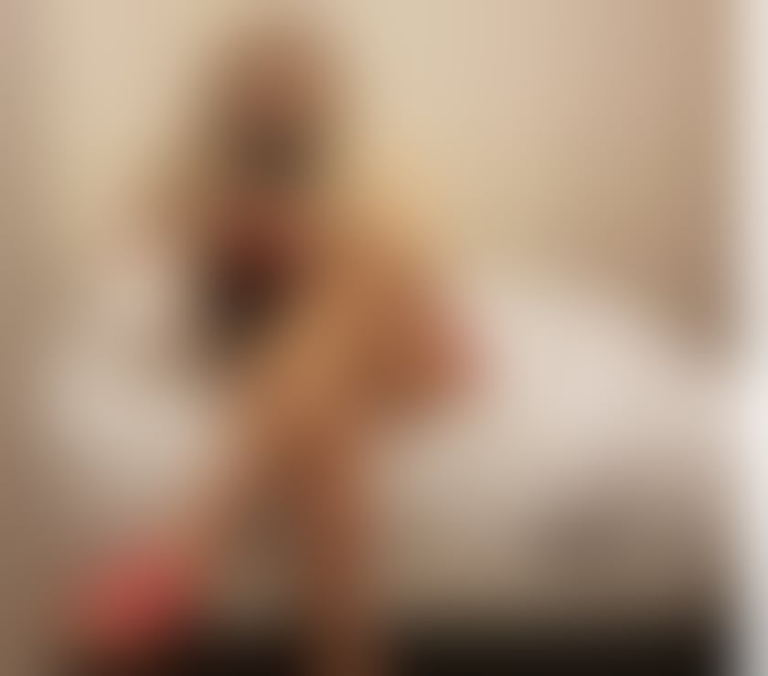 Blonde Gabriella curvy model best party choice 🥳