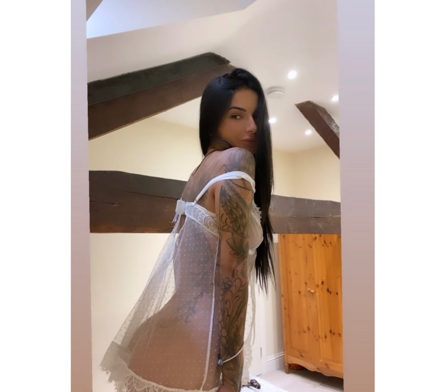 Escorts East London Isle of Dogs - East London - Photos for Bia💼 Sophisticated Escort – East London🇧🇷