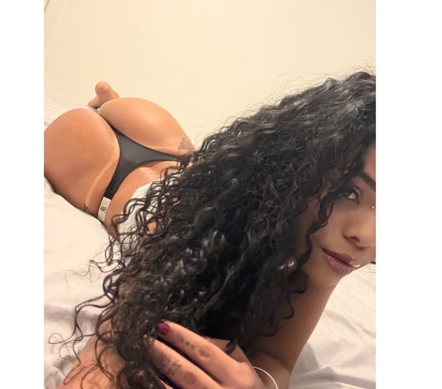 Escorts East London Stratford - East London - Photos for Brazilian brunette with curly hair, slim.