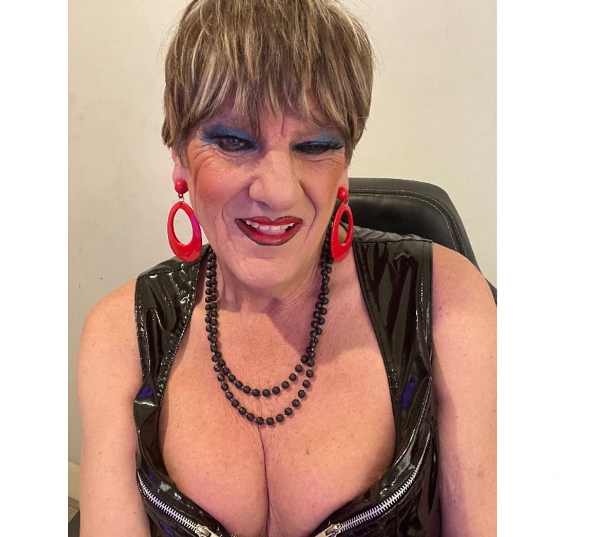 Trans Escorts Hampshire Gosport - Photos for Tina Mature, Busty, Leggy and very feminine.