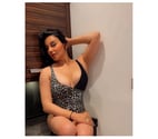 Party Girl Zeynep in Central London