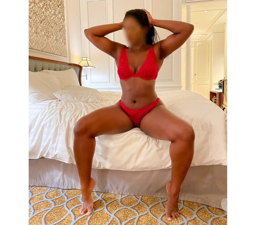 Escorts Central London Tower Hill - Central London - Photos for Ebony Canadian Emily visiting London Bridge