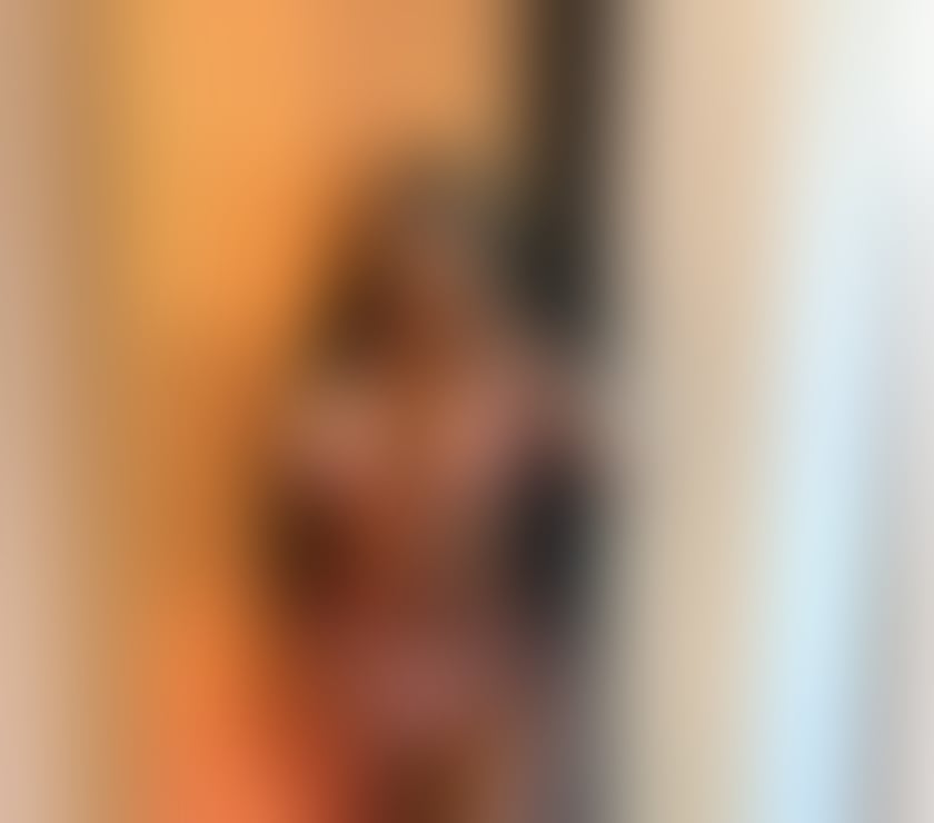 Brazilian brunette surfer 🇧🇷💙💚🚀