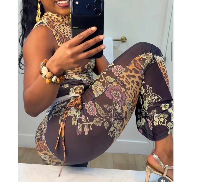 Escorts South Yorkshire Doncaster - Photos for Charming, discreet woman with a captivating smile✨