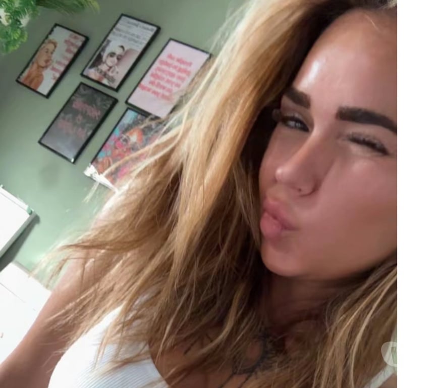 Adult Entertainment West London Ealing Broadway - West London - Photos for One-to-One Online Chat