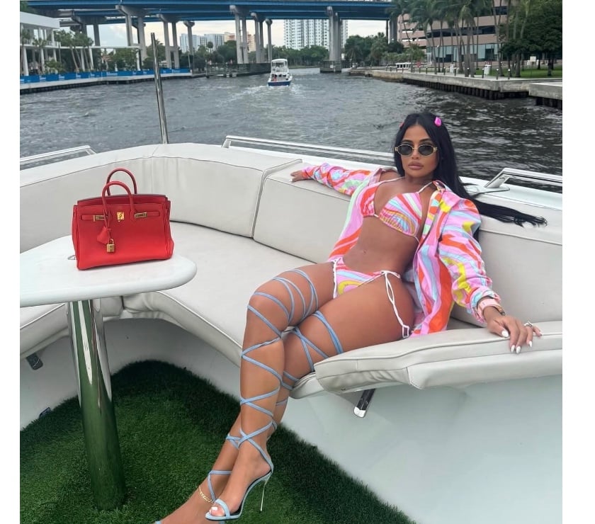 NEW IN THE TOWN HIGH CLASS NAUGHTY BRUNETTE 👅🍑