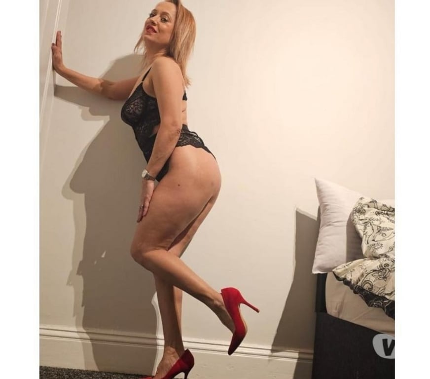 Escorts West Yorkshire Leeds - Photos for Elegant Milf Sexi Outfit & 👠 👠 . Whatsapp confirmation