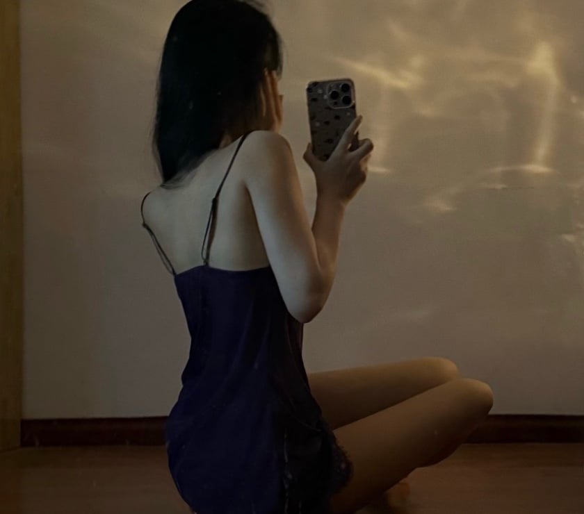 Photos for 🌸 Chinese Girl – Soft, Elegant & A Little Tempting