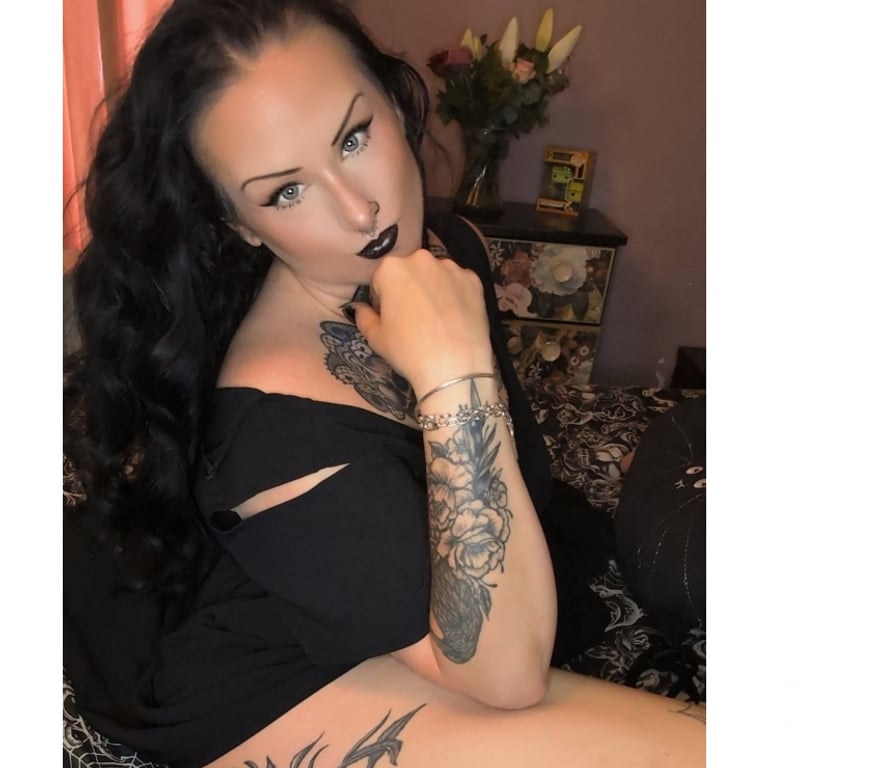 Adult Entertainment Fermanagh and Omagh Aghadreenan Glebe - Fermanagh and Omagh - Photos for Goth Goddesses 🖤