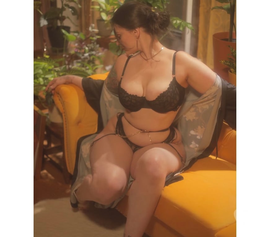 Escorts East London Redbridge - Photos for 😈Curvy🍌🥂🍾Horney📲🆕