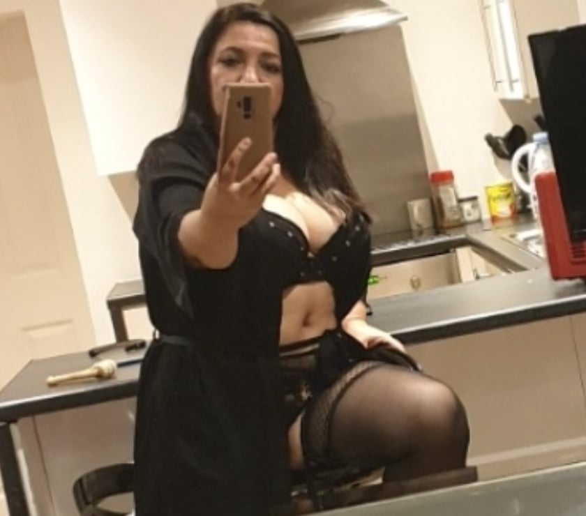 Escorts Hertfordshire Welwyn Hatfield - Photos for Sexy Latina, affectionate, professional relaxing massage