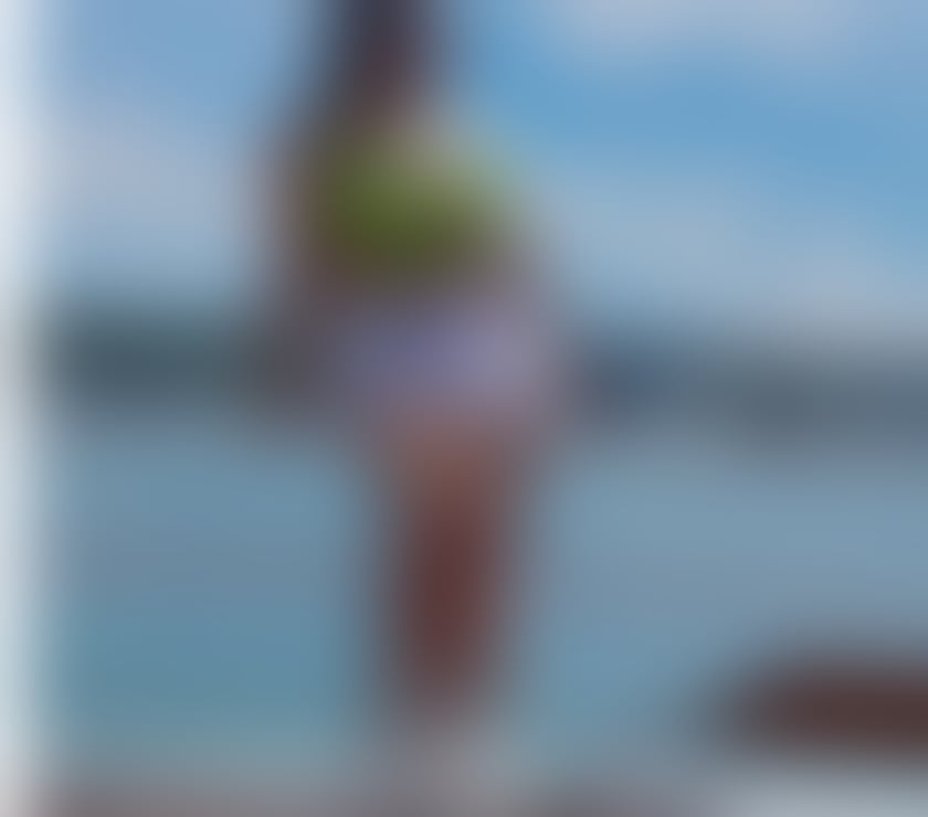 Sexy, naughty, affectionate Colombian woman offering a relax