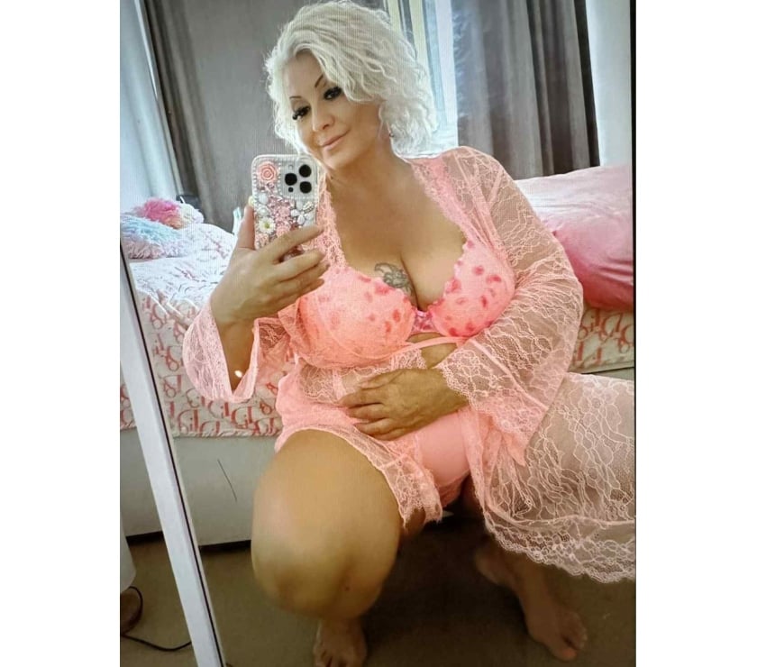 French Kissing Escorts Barking Barking and Dagenham - Photos for AMANDA HORNY MILF 😍