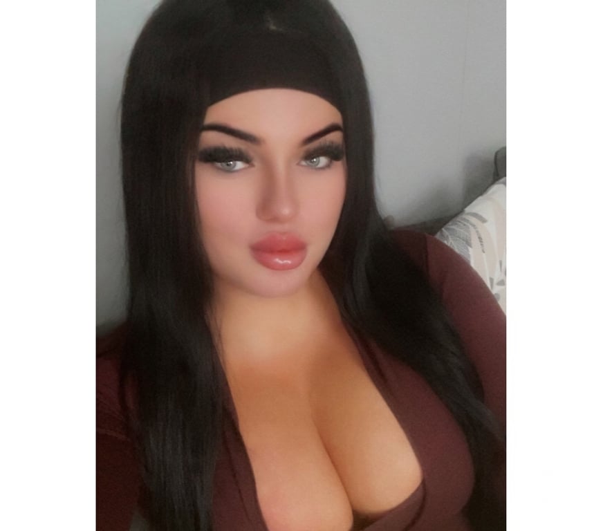 Trans Escorts Bedfordshire Central Bedfordshire - Photos for 7inch curvy Irish trans girl in Houghton Regis