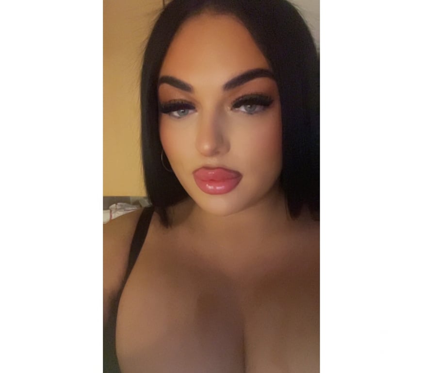 Trans Escorts Bedfordshire Central Bedfordshire - Photos for 7inch curvy Irish trans girl in Houghton Regis