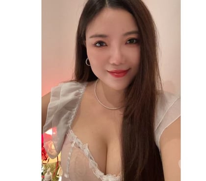 Photos for An Asian girl who has just arrived in this city