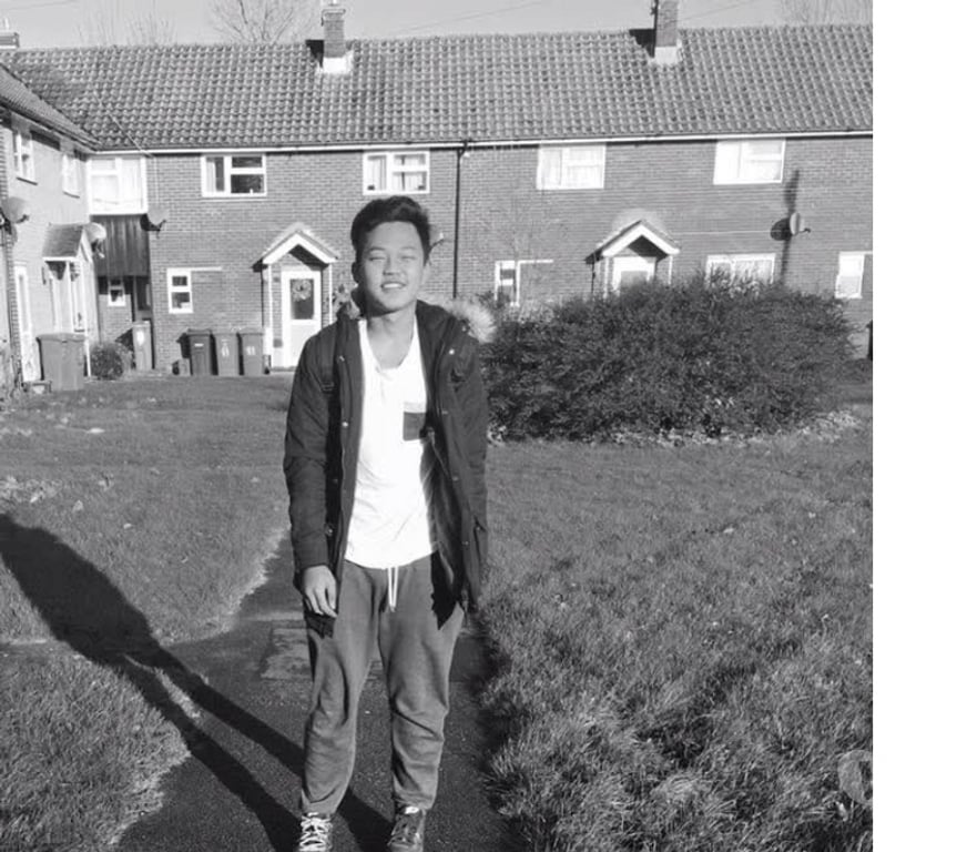 adult personals Edinburgh Edinburgh - Edinburgh - Photos for A petite, inexperienced young man who's up for a good time