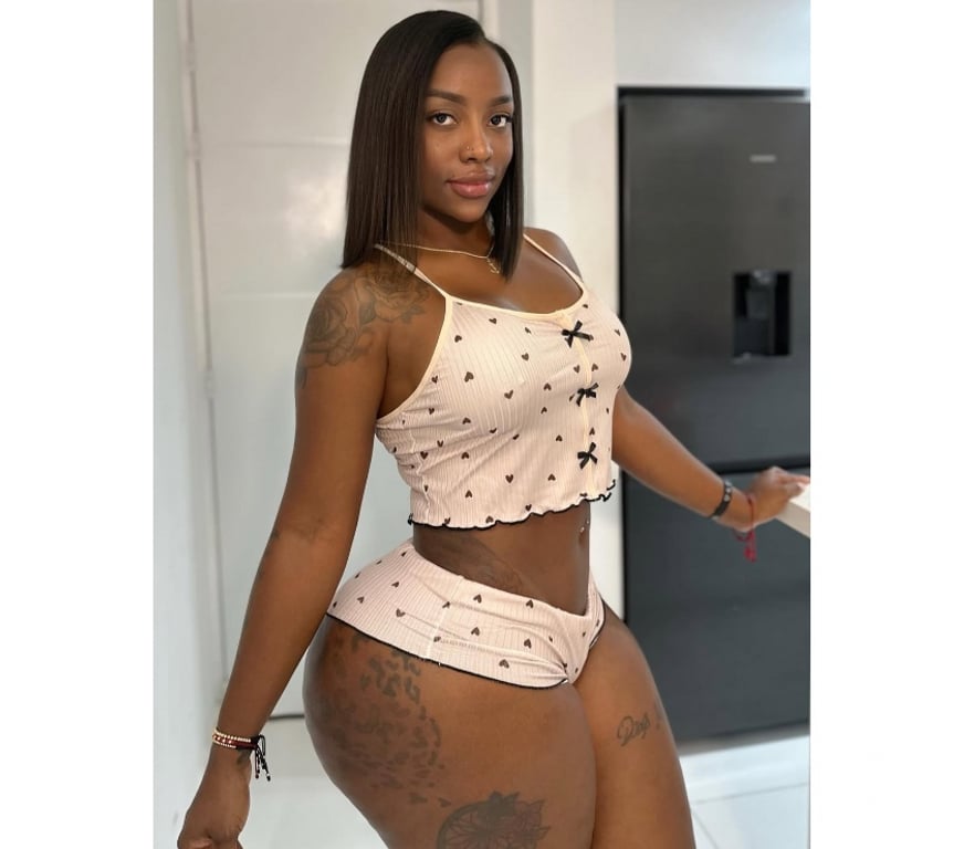 Escorts East London Bow - East London - Photos for Lola 🫦 sexy 🍒 Boom 🍑 party 🥂🔞