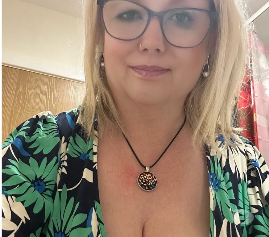 Adult Entertainment West Midlands Dudley - Photos for Back and Ready for you. 60 years old but naughty 😉