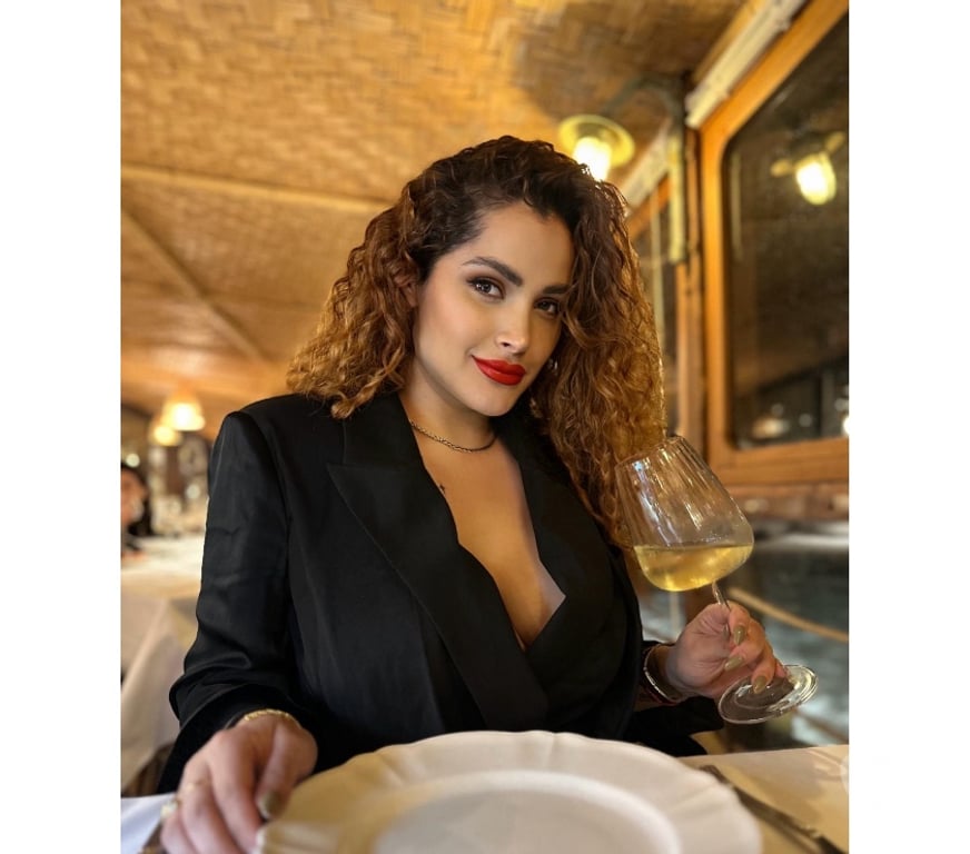 Escorts East London Canary Wharf - East London - Photos for Andrea Elegant Latin Redhead