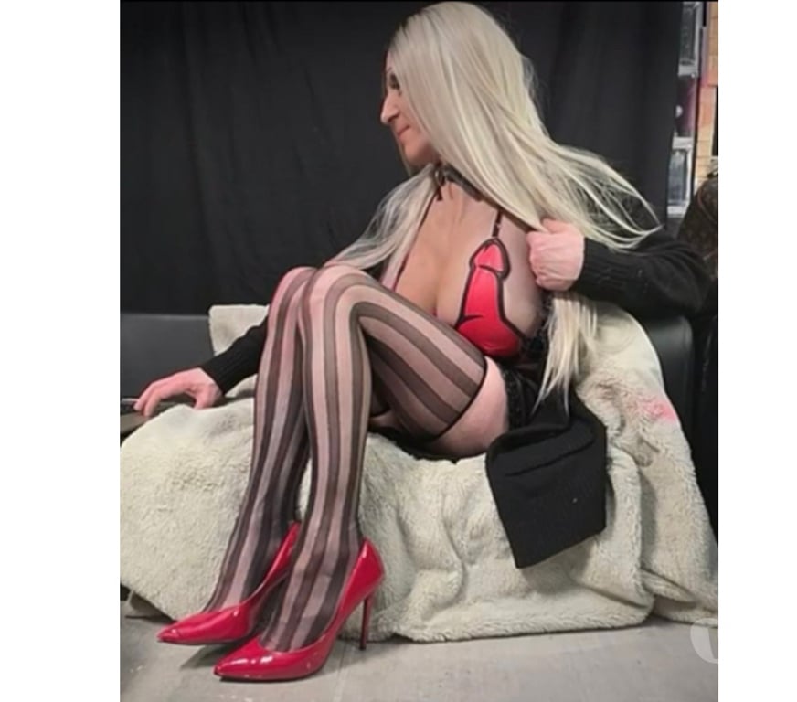 Trans Escorts Surrey Spelthorne - Photos for Sarah (UKsexylegsTV) - English Trans - Air Conditioned Flat